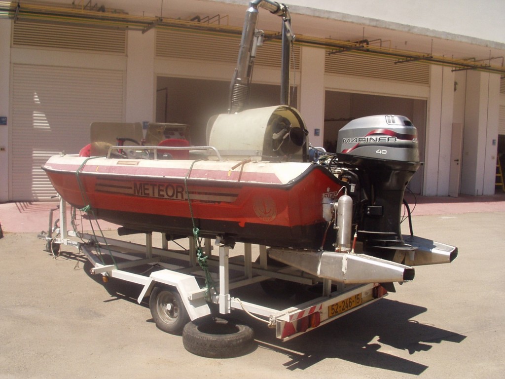 Test boat equipped with two marine ramjet propulsion units
